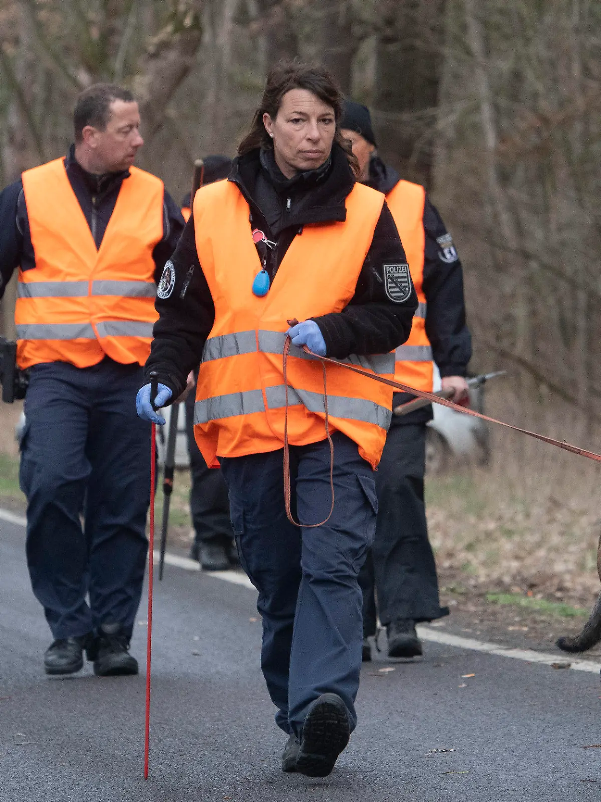 08.03.2019, Brandenburg, Storkow: Polizisten gehen mit einem Spürhund bei Storkow (Landkreids Oder Spree) zu einem Waldstück. Dort suchten Polizeibeamte erneut mit Spürhunden und einem Hubschrauber nach der vermissten Rebecca. Foto: Paul Zinken/dpa +++ dpa-Bildfunk +++