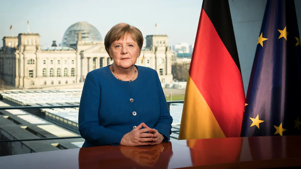 ARCHIV - 18.03.2020, Berlin: Bundeskanzlerin Angela Merkel (CDU), aufgenommen bei der Aufzeichnung einer Fernsehansprache im Bundeskanzleramt zum Verlauf der Corona-Pandemie. Kanzlerin Angela Merkel (CDU) kann immer mehr aufatmen: Auch bei ihrem dritten Test auf das neuartige Coronavirus ist keine Infektion festgestellt worden. Das teilte ein Regierungssprecher am Montag in Berlin mit. Er ergänzte: «Die Bundeskanzlerin wird auch in den nächsten Tagen die Dienstgeschäfte aus ihrer häuslichen Quarantäne wahrnehmen.» Foto: Steffen Kugler/Bundesregierung /dpa - ACHTUNG: Nur zur redaktionellen Verwendung und nur mit vollständiger Nennung des vorstehenden Credits +++ dpa-Bildfunk +++