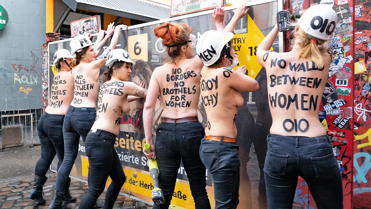 FEMEN Aktion mit Aktiviten Internationaler Weltfrauentag in Hamburg - Frauentag Frauenrechte Gender - Aktivistinnen flexen die Barriere zur Herbertstraße auf Hamburg St. Pauli auf - FEMEN Action with activities International Women s Day in Hamburg - Women s Day Women s rights Gender activists are opening the barrier to Herbertstraße on Hamburg St. Pauli;FEMEN Aktion mit Aktiviten Internationaler Weltfrauentag in Hamburg - Frauentag Frauenrechte Gender - Aktivistinnen flexen die Barriere zur Herbertstraße auf Hamburg St. Pauli auf - FEMEN Action with activities International Women s Day in Hamburg - Wome, Hamburg Hamburg Deutschland Herbertstraße *** FEMEN action with activities International Womens Day in Hamburg Womens Rights Gender activists flex the barrier to Herbertstraße on Hamburg St Pauli on FEMEN action with activities Intern  