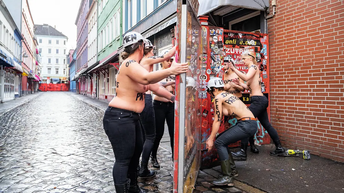 FEMEN Aktion mit Aktiviten Internationaler Weltfrauentag in Hamburg - Frauentag Frauenrechte Gender - Aktivistinnen flexen die Barriere zur Herbertstraße auf Hamburg St. Pauli auf - FEMEN Action with activities International Women s Day in Hamburg - Women s Day Women s rights Gender activists are opening the barrier to Herbertstraße on Hamburg St. Pauli;FEMEN Aktion mit Aktiviten Internationaler Weltfrauentag in Hamburg - Frauentag Frauenrechte Gender - Aktivistinnen flexen die Barriere zur Herbertstraße auf Hamburg St. Pauli auf - FEMEN Action with activities International Women s Day in Hamburg - Wome, Hamburg Hamburg Deutschland Herbertstraße *** FEMEN action with activities International Womens Day in Hamburg Womens Rights Gender activists flex the barrier to Herbertstraße on Hamburg St Pauli on FEMEN action with activities Intern  