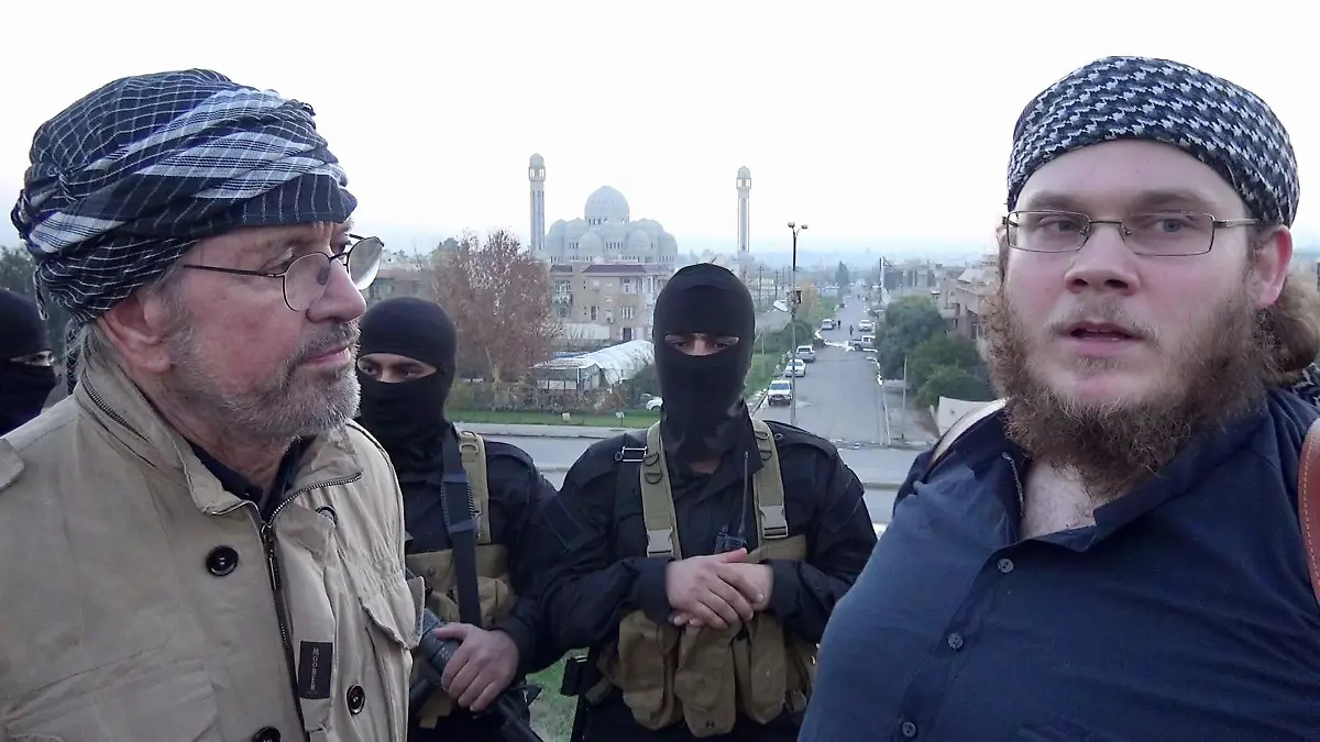 Der deutsche IS-Kämpfer Christian Emde (30, r.) hat in einem Interview im Dezember 2014 in Mossul Deutschland in einem Interview mit dem deutschen Publizisten Jürgen Todenhöfer (l.) mit Anschlägen gedroht, weil es den Islam bekämpfe.