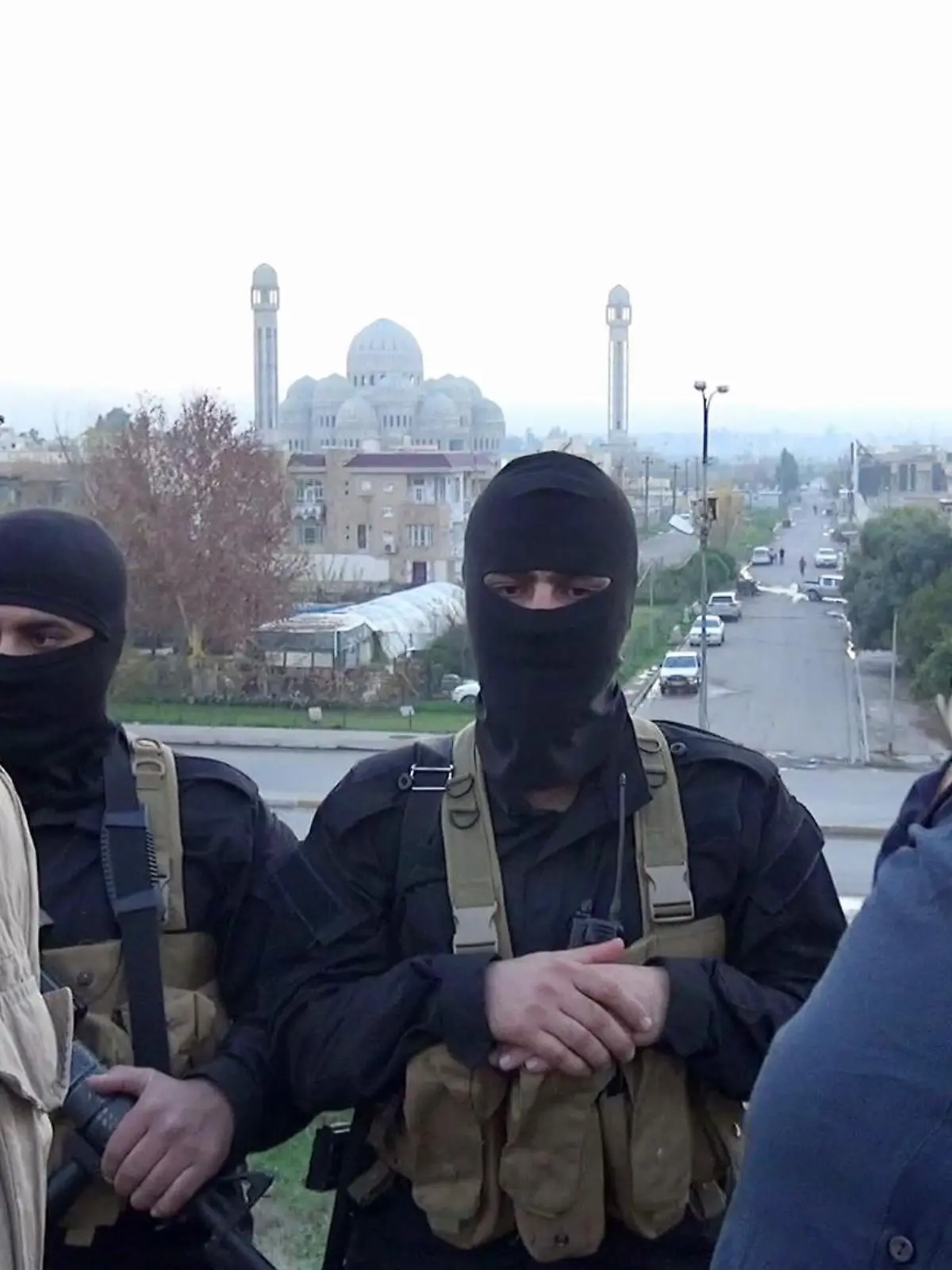 Der deutsche IS-Kämpfer Christian Emde (30, r.) hat in einem Interview im Dezember 2014 in Mossul Deutschland in einem Interview mit dem deutschen Publizisten Jürgen Todenhöfer (l.) mit Anschlägen gedroht, weil es den Islam bekämpfe. 