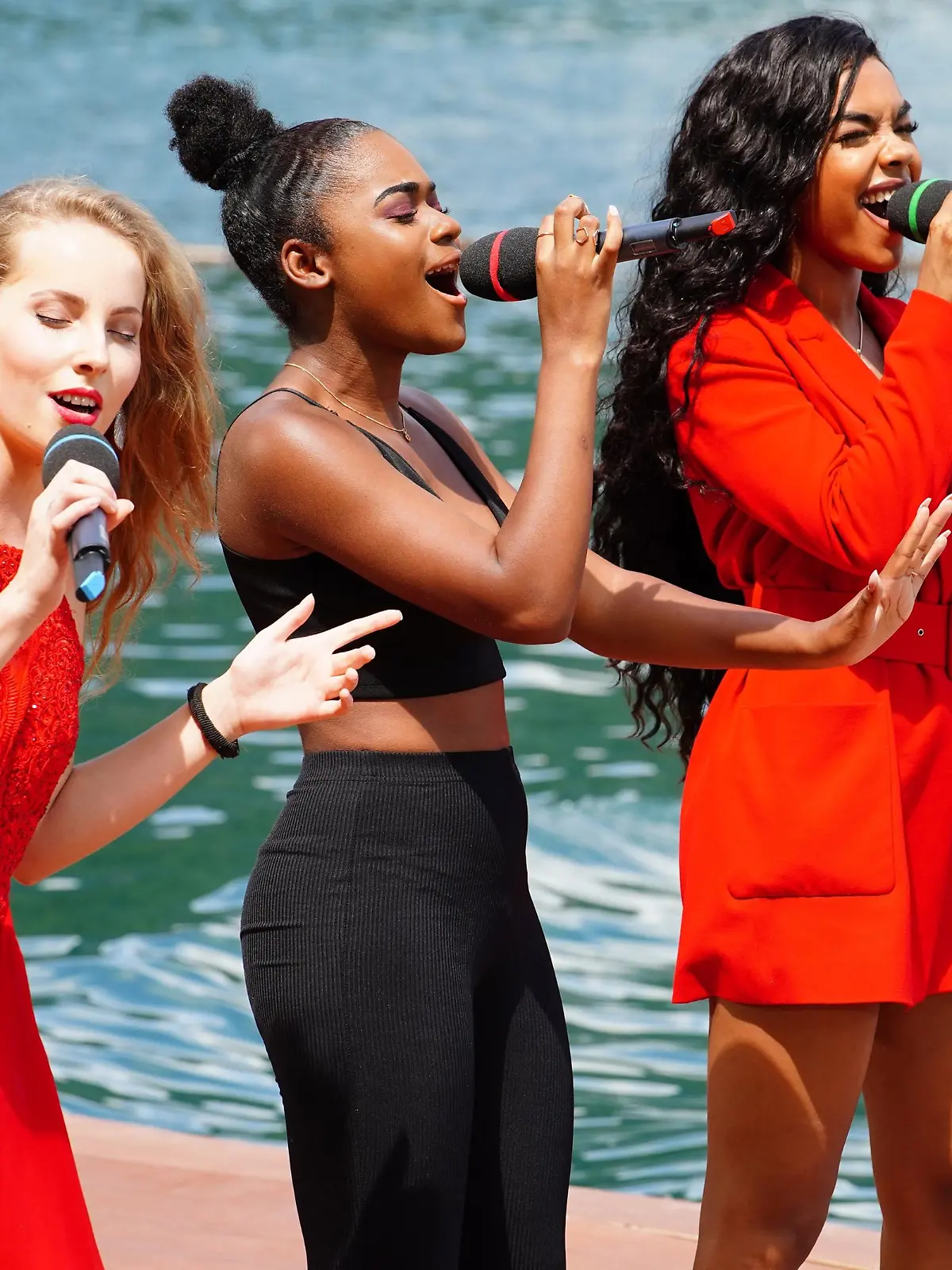 Clarissa Schöppe, Jayla Ndoumbe Epoupa und Alicia-Awa Beissert (v.l.) performen am ersten Set des Auslands-Recalls vor dem Floß-Hotel  "The Greenery Panvaree" den Song "Empire State Of Mind" von Alicia Keys.

Verwendung der Bilder für Online-Medien ausschließlich mit folgender Verlinkung: "Alle Infos zu "Deutschland sucht den Superstar" im Special bei RTL.de: https://www.rtl.de/cms/sendungen/superstar.html