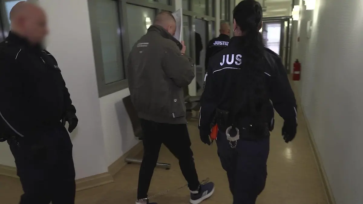 Hier wird Danilo K. von der Justizeskorte in den Gerichtssaal gebracht.