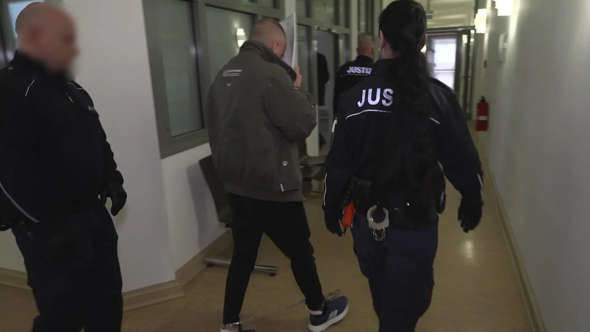 Hier wird Danilo K. von der Justizeskorte in den Gerichtssaal gebracht.