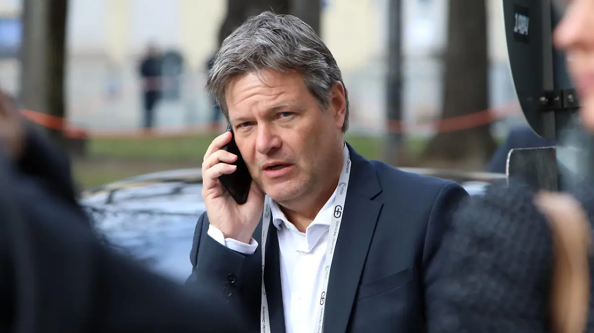 Der Bundesminister für Wirtschaft und Klimaschutz und Vizekanzler Robert Habeck während der Münchner Sicherheitskonferenz. Der Minister führt ein Telefonat. Die 59. Münchner Sicherheitskonferenz MSC findet vom 17. bis 19. Februar 2023 im Hotel Bayerischer Hof in München statt. München Bayern Deutschland *** The Federal Minister for Economic Affairs and Climate Protection and Vice Chancellor Robert Habeck during the Munich Security Conference The Minister holds a telephone conversation The 59 Munich Security Conference MSC will take place from 17 to 19 February 2023 at the Hotel Bayerischer Hof in Munich Munich Bavaria Germany