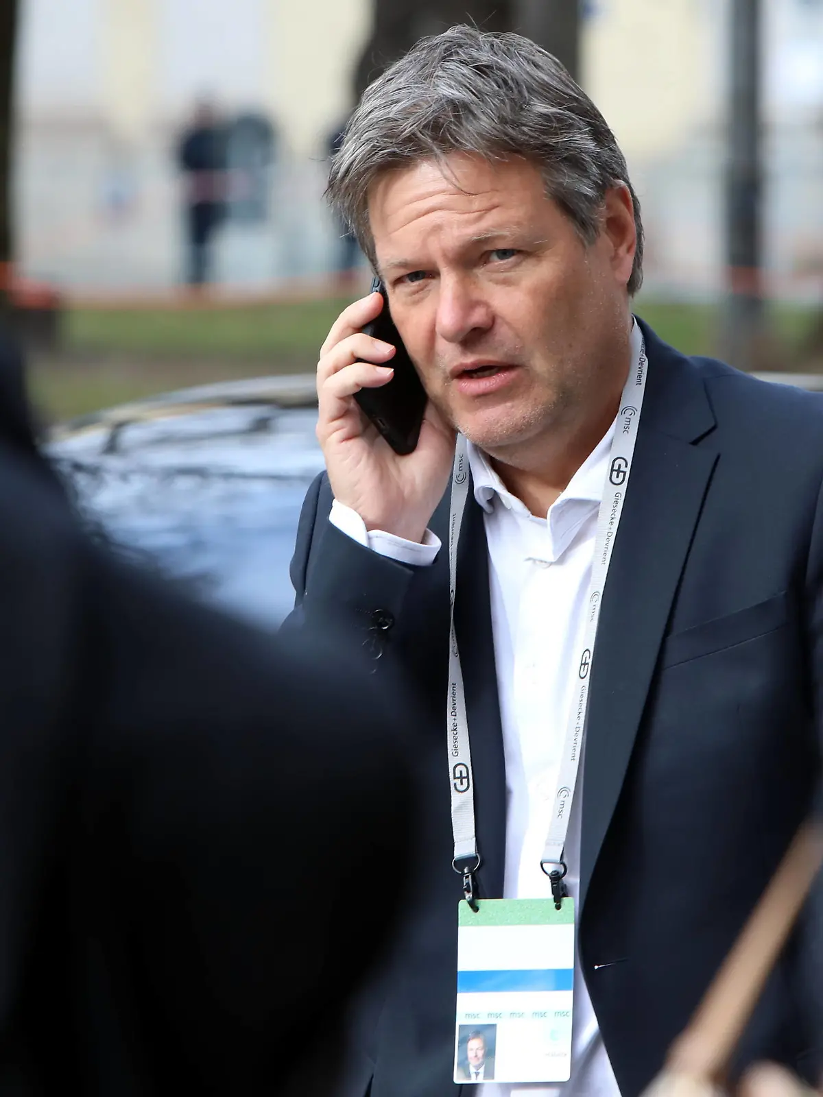 Der Bundesminister für Wirtschaft und Klimaschutz und Vizekanzler Robert Habeck während der Münchner Sicherheitskonferenz. Der Minister führt ein Telefonat. Die 59. Münchner Sicherheitskonferenz MSC findet vom 17. bis 19. Februar 2023 im Hotel Bayerischer Hof in München statt. München Bayern Deutschland *** The Federal Minister for Economic Affairs and Climate Protection and Vice Chancellor Robert Habeck during the Munich Security Conference The Minister holds a telephone conversation The 59 Munich Security Conference MSC will take place from 17 to 19 February 2023 at the Hotel Bayerischer Hof in Munich Munich Bavaria Germany