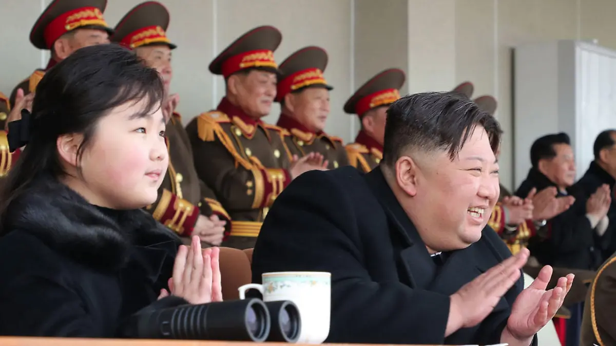 HANDOUT - 17.02.2023, Nordkorea, -: Dieses von der nordkoreanischen Regierung zur Verfügung gestellte Bild zeigt Kim Jong Un, Machthaber von Nordkorea, (r) und seine Tochter (l), an einem ungenannten Ort in Nordkorea die Sportspiele der Mitarbeiter des Kabinetts und des Verteidigungsministeriums verfolgen. Unabhängige Journalisten hatten keinen Zugang zu der Veranstaltung, die auf diesem von der nordkoreanischen Regierung veröffentlichten Bild zu sehen ist. Der Inhalt dieses Bildes ist so, wie er bereitgestellt wurde, und kann nicht unabhängig überprüft werden. Foto: -/kcna/dpa +++ dpa-Bildfunk +++