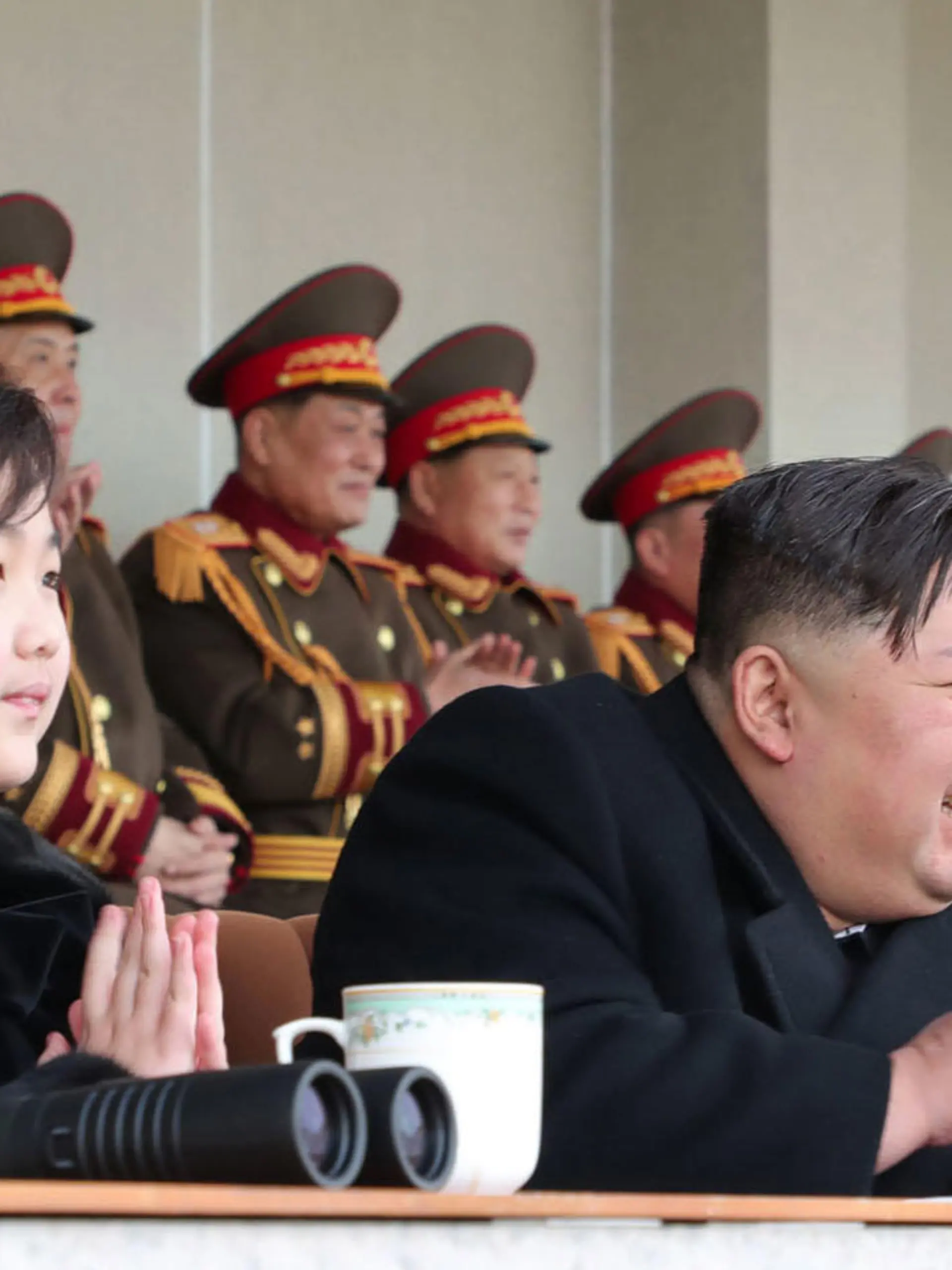 HANDOUT - 17.02.2023, Nordkorea, -: Dieses von der nordkoreanischen Regierung zur Verfügung gestellte Bild zeigt Kim Jong Un, Machthaber von Nordkorea, (r) und seine Tochter (l), an einem ungenannten Ort in Nordkorea die Sportspiele der Mitarbeiter des Kabinetts und des Verteidigungsministeriums verfolgen. Unabhängige Journalisten hatten keinen Zugang zu der Veranstaltung, die auf diesem von der nordkoreanischen Regierung veröffentlichten Bild zu sehen ist. Der Inhalt dieses Bildes ist so, wie er bereitgestellt wurde, und kann nicht unabhängig überprüft werden. Foto: -/kcna/dpa +++ dpa-Bildfunk +++