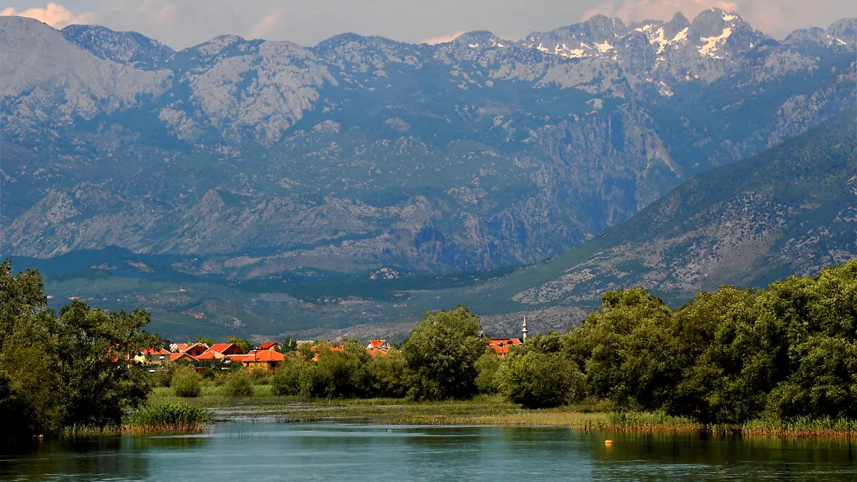 Blick über den Flußs Bojana auf die nordalbanischen Alpen in der Nähe von Skoder, aufgenommen am 27.05.2010. Die Stadt Skoder (auch bekannt unter den Namen Skutari und Shkodra) liegt nur wenige Kilometer von der Grenze zu Montenegro und wird dadurch auch immer mehr von Touristen besucht. In den letzten Jahren wurde im Zentrum der viertgrößten Stadt Albaniens (über 100.000 Einwohner) viel gebaut. Albanien galt bis 1990 als das isoliertestes und rückständigstes Land in Europa. Foto: Wolfgang Thieme/lsn