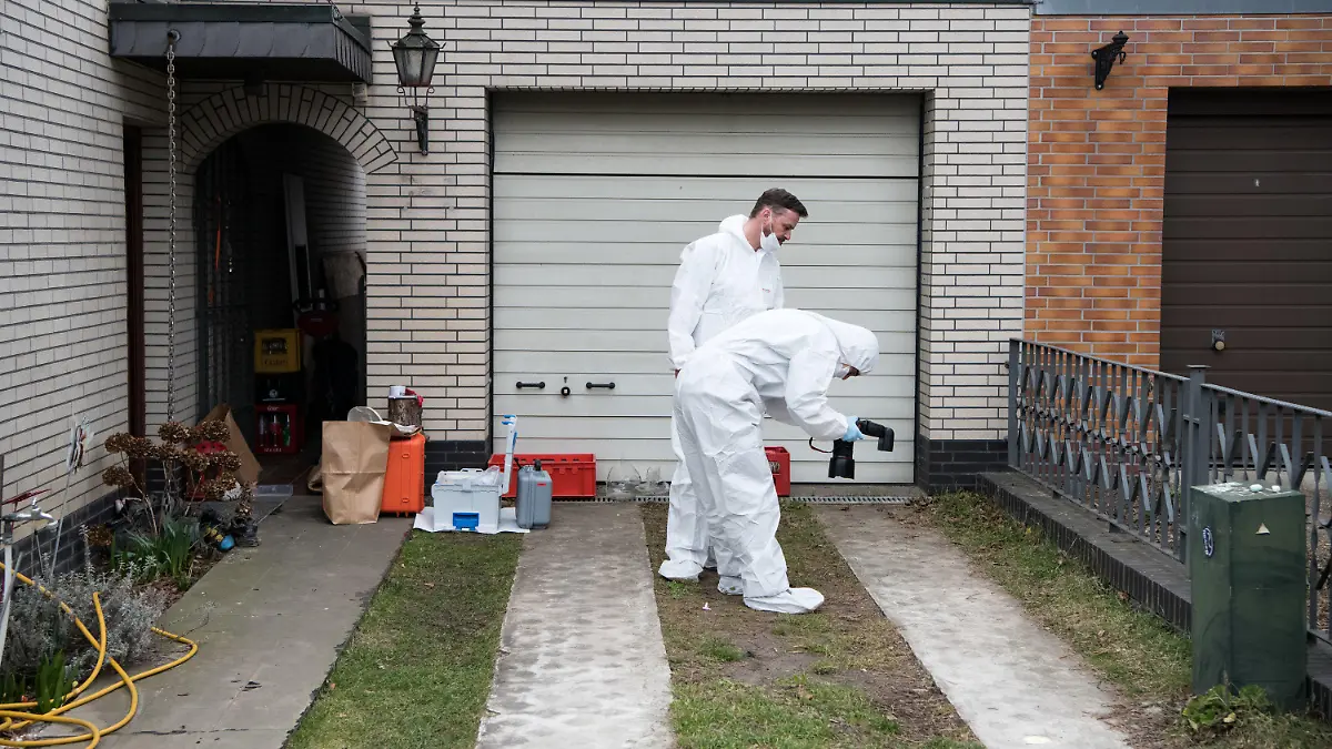 ARCHIV - 01.03.2019, Berlin: Kriminaltechniker der Berliner Polizei untersuchen das Haus und den Garten der Schwester der verschwundenen 15-jährigen Rebecca. (zu dpa «Polizei: 348 Hinweise zum Fall der vermissten Rebecca») Foto: Bernd von Jutrczenka/dpa +++ dpa-Bildfunk +++