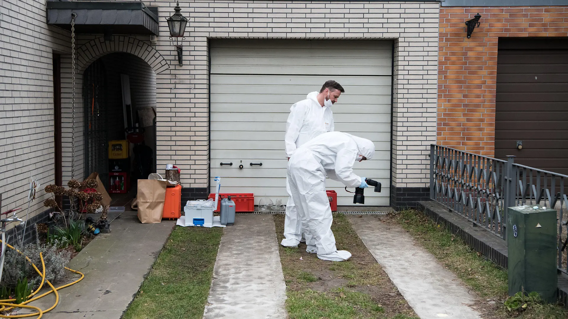 ARCHIV - 01.03.2019, Berlin: Kriminaltechniker der Berliner Polizei untersuchen das Haus und den Garten der Schwester der verschwundenen 15-jährigen Rebecca. (zu dpa «Polizei: 348 Hinweise zum Fall der vermissten Rebecca») Foto: Bernd von Jutrczenka/dpa +++ dpa-Bildfunk +++