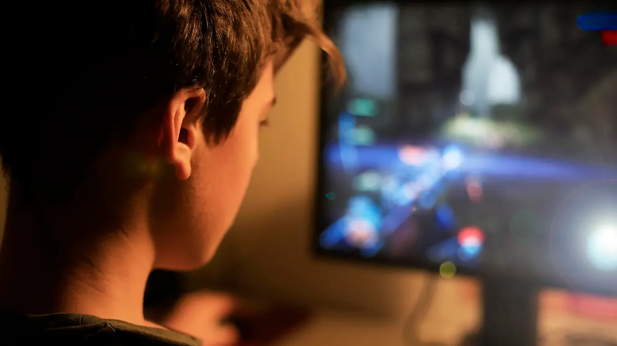 Junge spielt Computer.