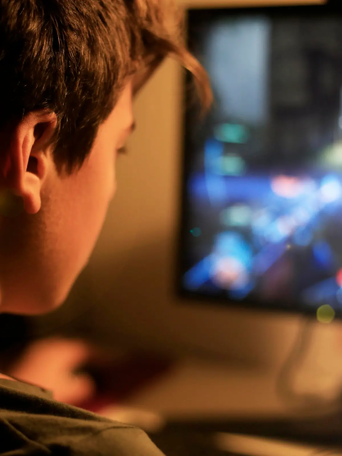 Junge spielt Computer.