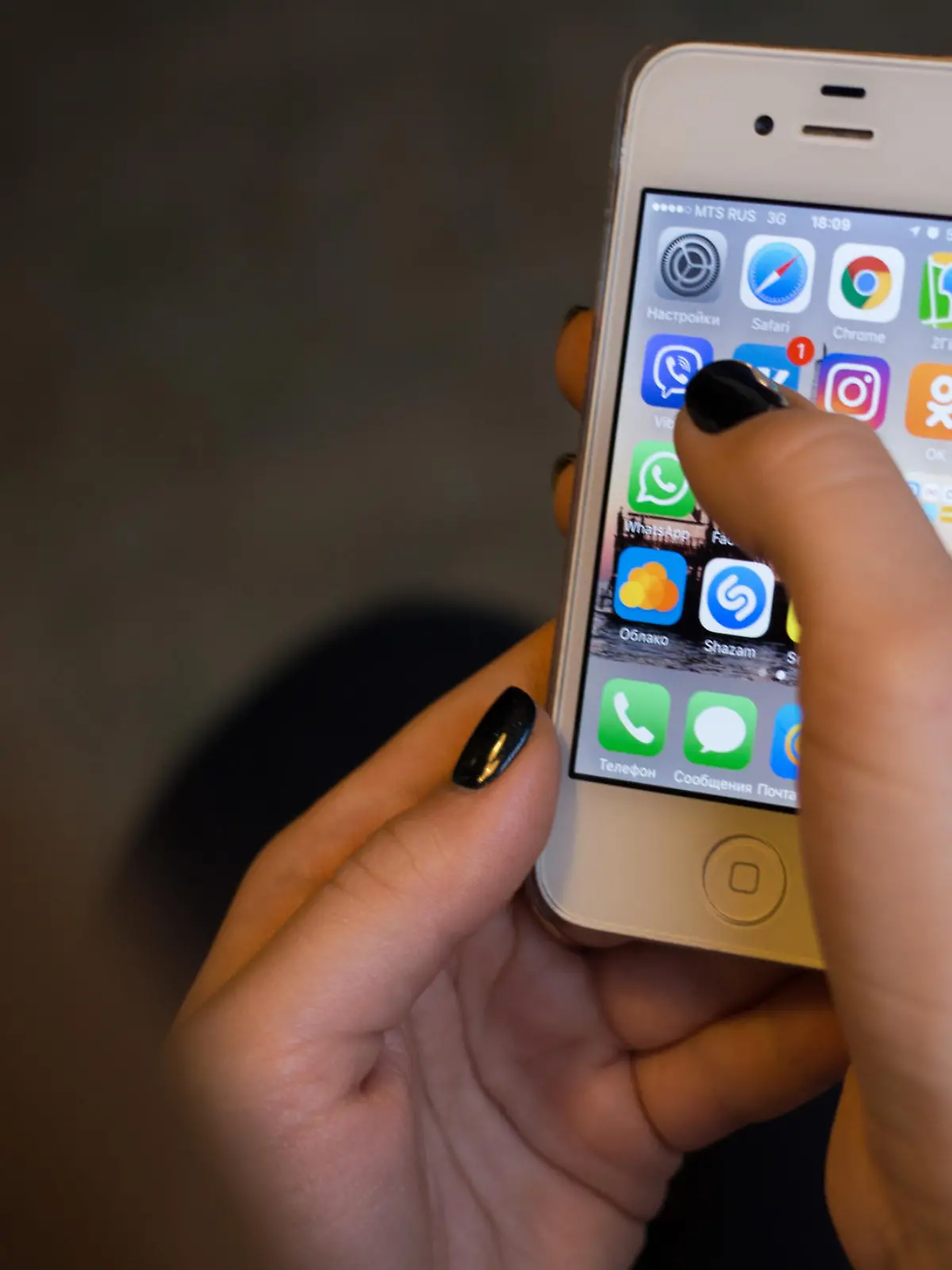 Frau hält Smartphone in der Hand.