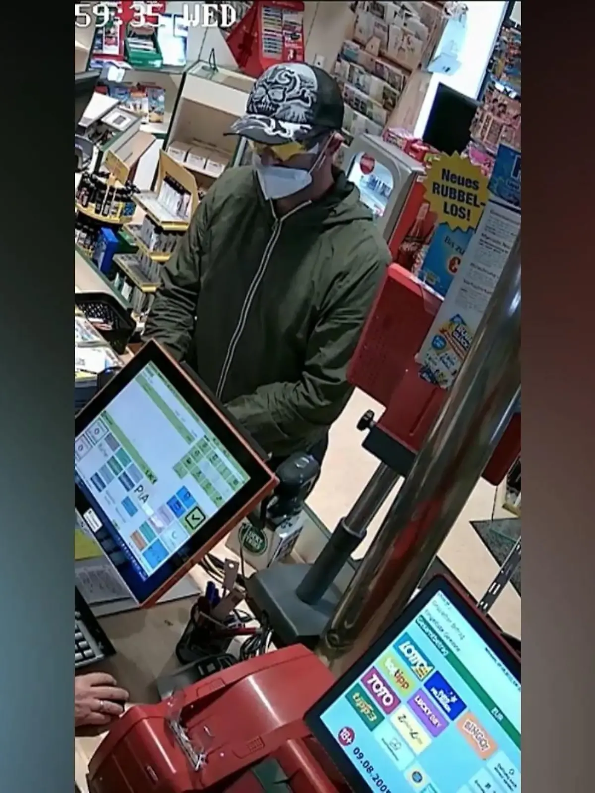 Den Kassensturz erlebt dieser Dieb anders, als erwartet! Mit einer Pistole in der Hand fordert er den Kasseninhalt – doch bekommt stattdessen nur die Info, dass diese nicht mehr aufgehe. Ladenschluss war einige Minuten zuvor.