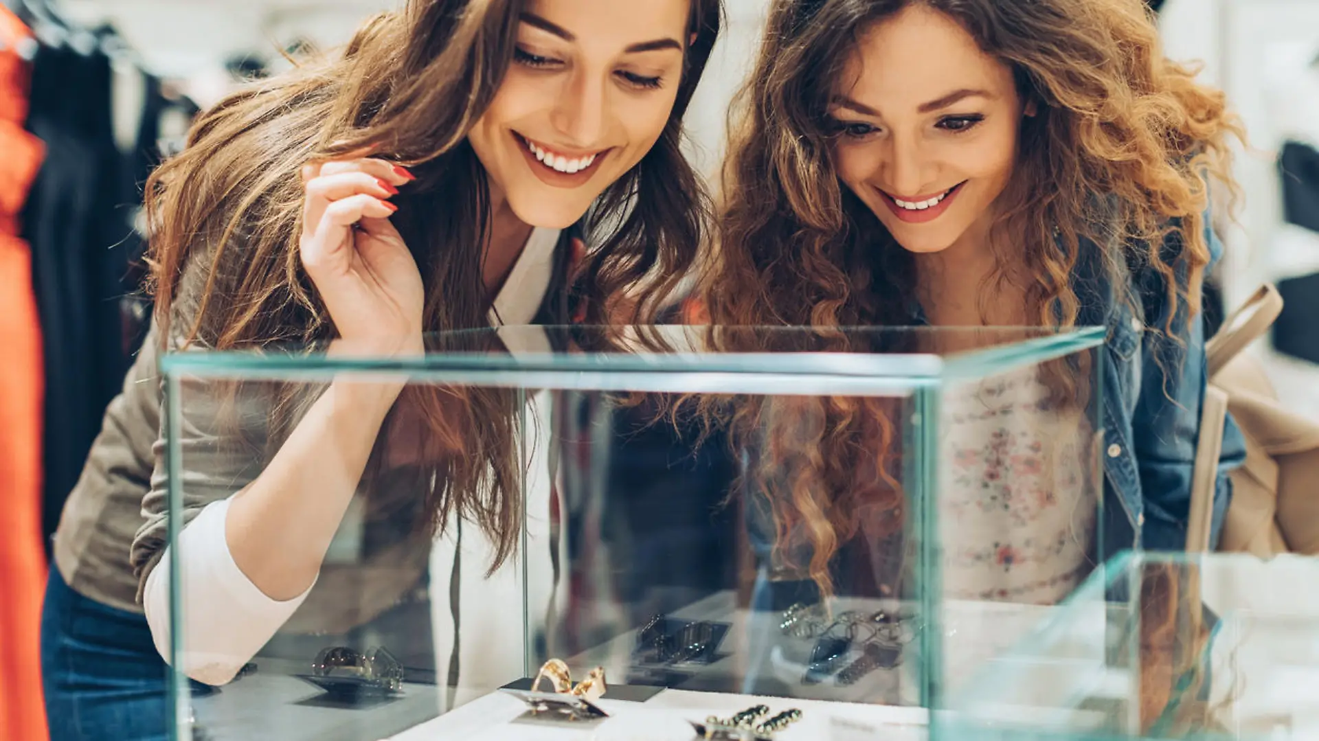 Zwei junge Frauen shoppen Schmuck