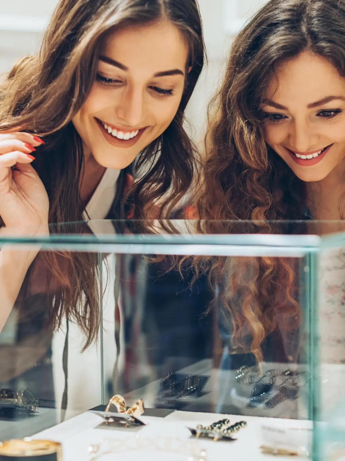 Zwei junge Frauen shoppen Schmuck