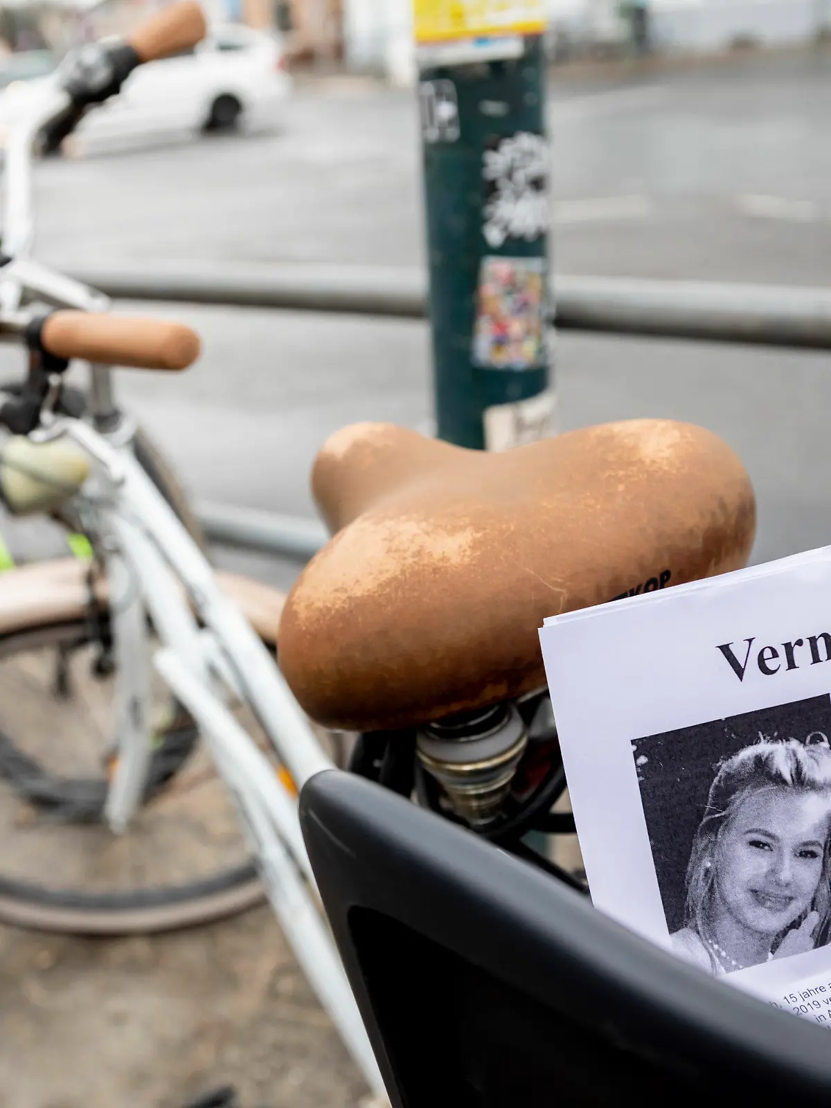 03.03.2019, Berlin: Flugblätter mit Bildern der vermissten Rebecca liegen beim Treffpunkt zu einer Suche nach der Vermissten in Berlin-Buckow auf einem Fahrrad. Am Treffpunkt zu der Suche erschienen 10-15 Personen, ein Teil brach mit dem Fahrrad auf. Von der 15-Jährigen fehlt seit fast zwei Wochen jede Spur. (ACHTUNG: Die Fotos der Vermissten auf dem Flugblatt dürfen nur im Rahmen der  aktuellen Berichterstattung über die Suche nach der Vermissten genutzt werden - Kein Ausschnitt!) Foto: Christoph Soeder/dpa +++ dpa-Bildfunk +++