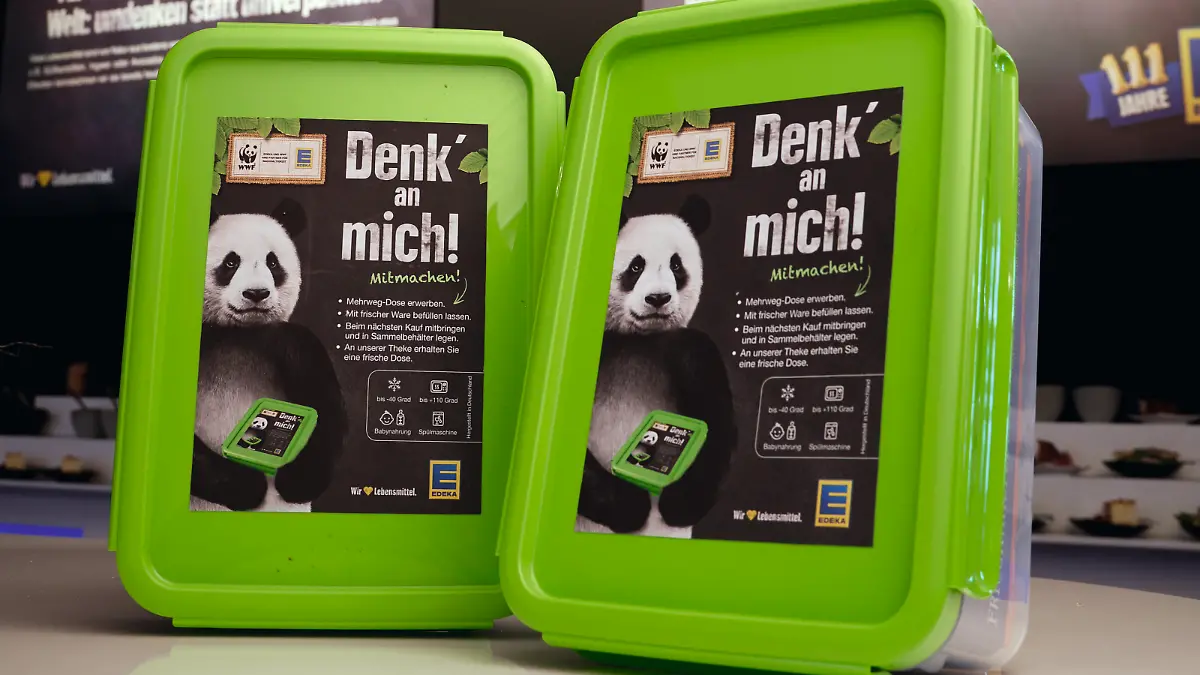 Wiederverwendbare Plastikdosen, die von Edeka an der Frischetheke für Wurst und Käse getestet werden.