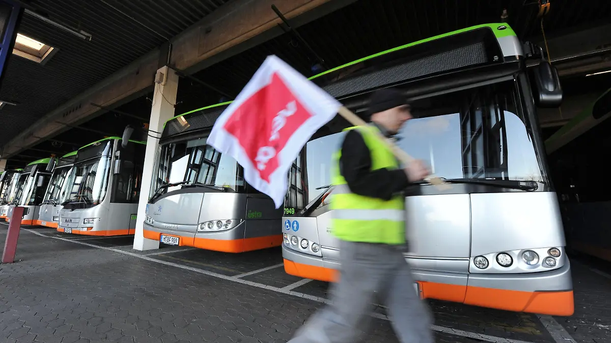Stadtbusse stehen am Montag (19.03.2012) während des Warnstreiks im ÜSTRA-Busdepot in Hannover. Die nächste Welle der Warnstreiks im öffentlichen Dienst erfasst auch Niedersachsen und Bremen. Mehrere Tausend Beschäftigte wollen am Montag ganztägig ihre Arbeit niederlegen. Betroffen sind Verkehrsbetriebe, Kindergärten, die Müllabfuhr und andere Dienste. Foto: Peter Steffen dpa/lni  +++(c) dpa - Bildfunk+++