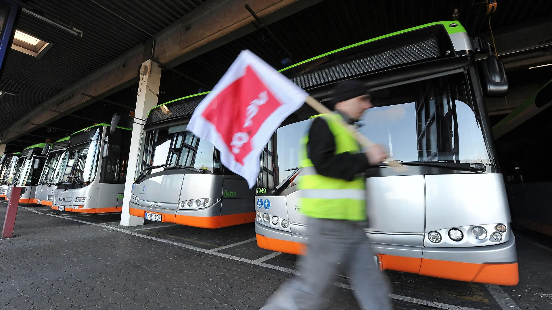 Stadtbusse stehen am Montag (19.03.2012) während des Warnstreiks im ÜSTRA-Busdepot in Hannover. Die nächste Welle der Warnstreiks im öffentlichen Dienst erfasst auch Niedersachsen und Bremen. Mehrere Tausend Beschäftigte wollen am Montag ganztägig ihre Arbeit niederlegen. Betroffen sind Verkehrsbetriebe, Kindergärten, die Müllabfuhr und andere Dienste. Foto: Peter Steffen dpa/lni +++(c) dpa - Bildfunk+++