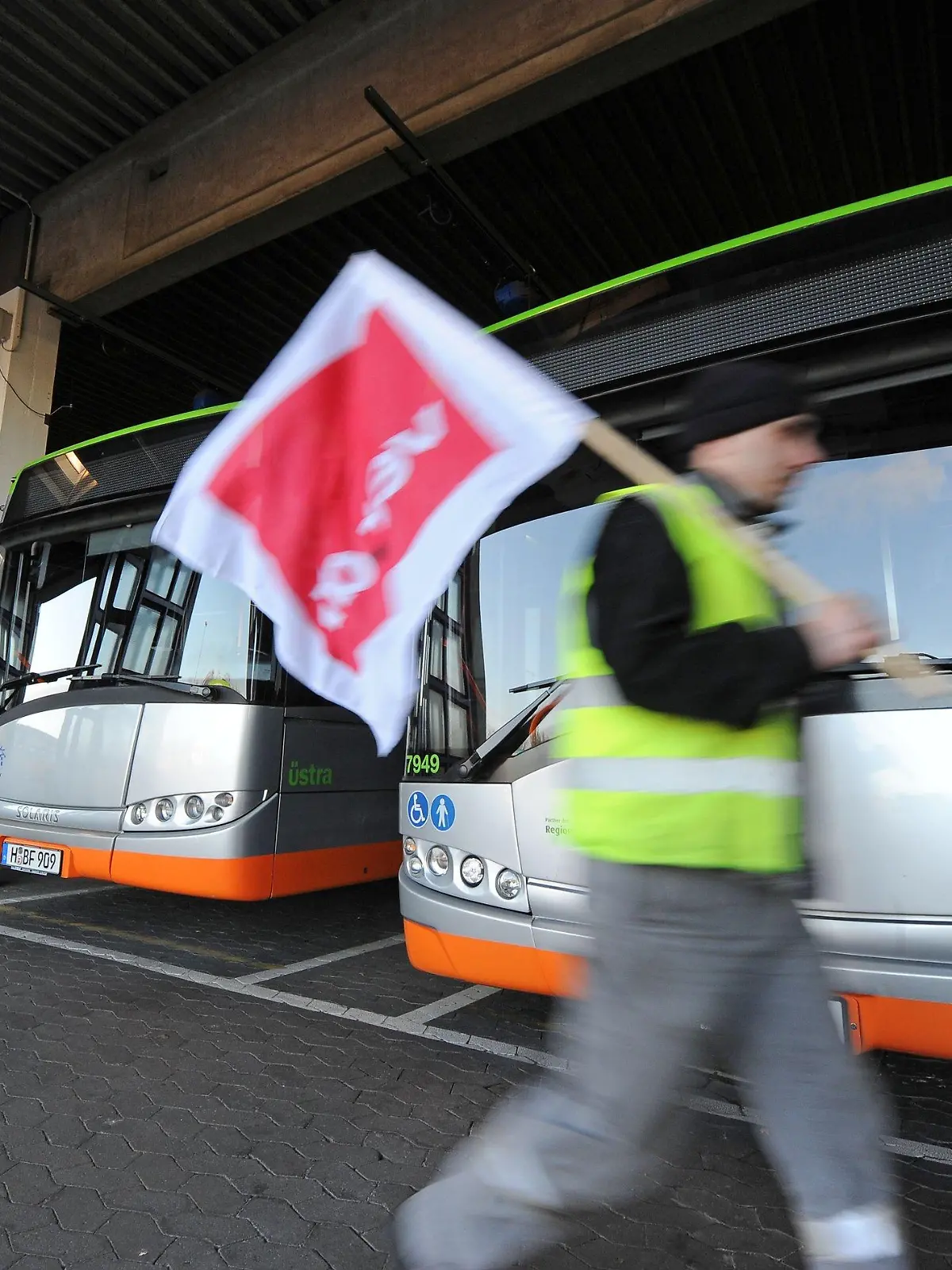 Stadtbusse stehen am Montag (19.03.2012) während des Warnstreiks im ÜSTRA-Busdepot in Hannover. Die nächste Welle der Warnstreiks im öffentlichen Dienst erfasst auch Niedersachsen und Bremen. Mehrere Tausend Beschäftigte wollen am Montag ganztägig ihre Arbeit niederlegen. Betroffen sind Verkehrsbetriebe, Kindergärten, die Müllabfuhr und andere Dienste. Foto: Peter Steffen dpa/lni  +++(c) dpa - Bildfunk+++