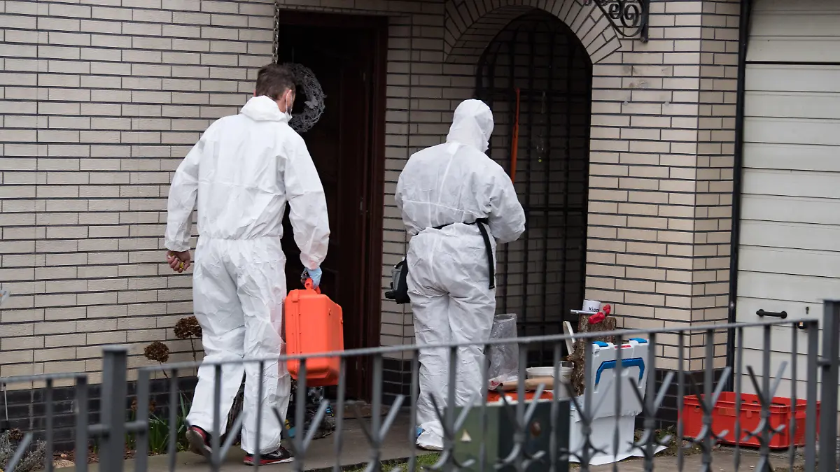 01.03.2019, Berlin: Kriminaltechniker der Berliner Polizei untersuchen das Haus der Schwester der verschwundenen 15-jährigen Rebecca. Rebecca ist wahrscheinlich Opfer eines Verbrechens geworden. Die Mordkommission nahm einen Verdächtigen fest. Rebecca war am 18. Februar verschwunden. Sie hatte bei ihrer Schwester übernachtet, erschien am nächsten Tag aber nicht in der Schule. Foto: Bernd von Jutrczenka/dpa +++ dpa-Bildfunk +++