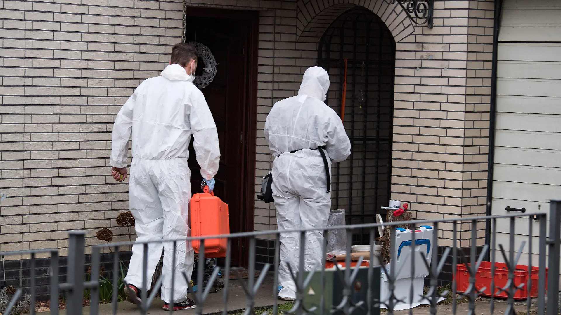 01.03.2019, Berlin: Kriminaltechniker der Berliner Polizei untersuchen das Haus der Schwester der verschwundenen 15-jährigen Rebecca. Rebecca ist wahrscheinlich Opfer eines Verbrechens geworden. Die Mordkommission nahm einen Verdächtigen fest. Rebecca war am 18. Februar verschwunden. Sie hatte bei ihrer Schwester übernachtet, erschien am nächsten Tag aber nicht in der Schule. Foto: Bernd von Jutrczenka/dpa +++ dpa-Bildfunk +++