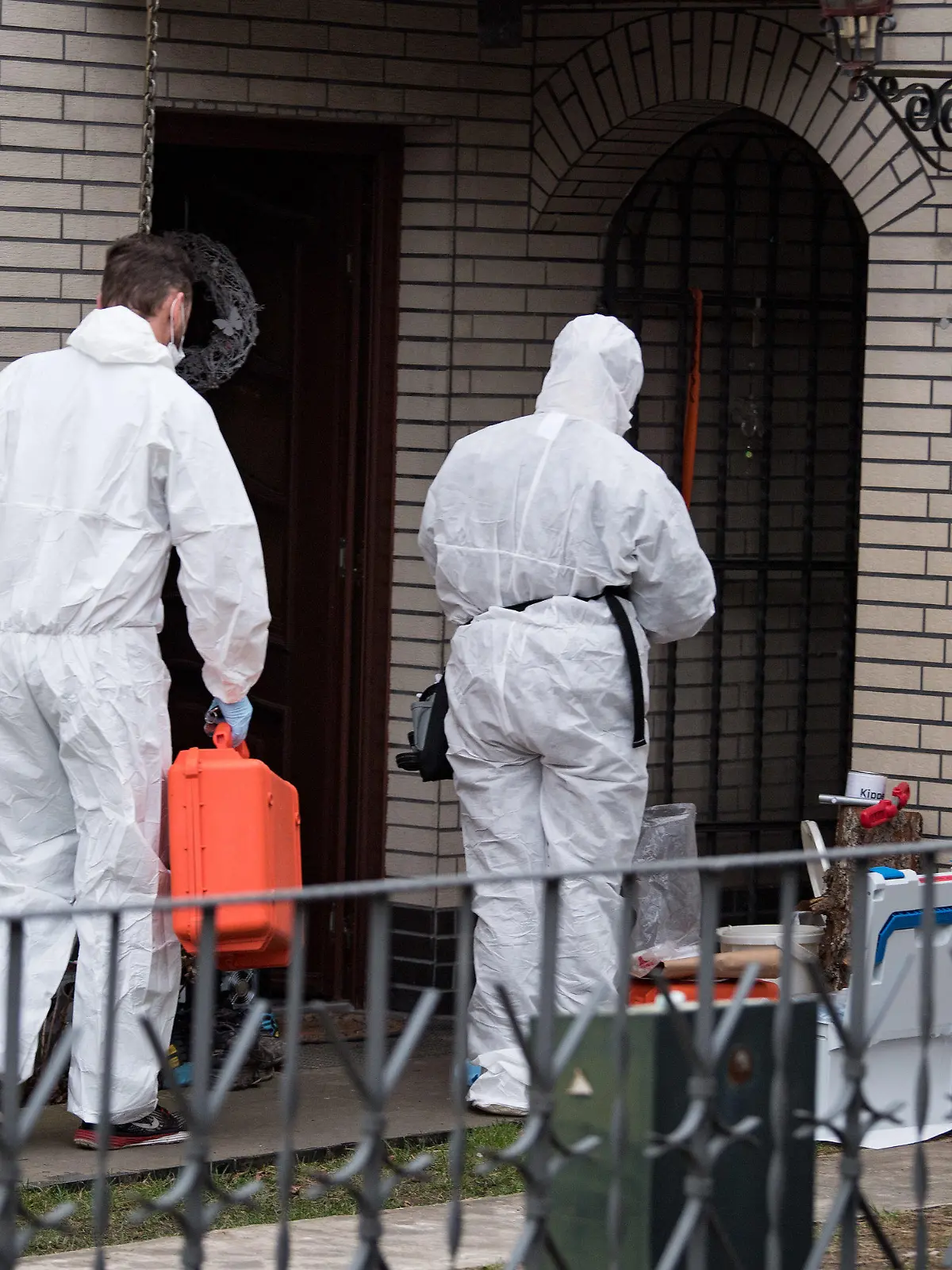 01.03.2019, Berlin: Kriminaltechniker der Berliner Polizei untersuchen das Haus der Schwester der verschwundenen 15-jährigen Rebecca. Rebecca ist wahrscheinlich Opfer eines Verbrechens geworden. Die Mordkommission nahm einen Verdächtigen fest. Rebecca war am 18. Februar verschwunden. Sie hatte bei ihrer Schwester übernachtet, erschien am nächsten Tag aber nicht in der Schule. Foto: Bernd von Jutrczenka/dpa +++ dpa-Bildfunk +++