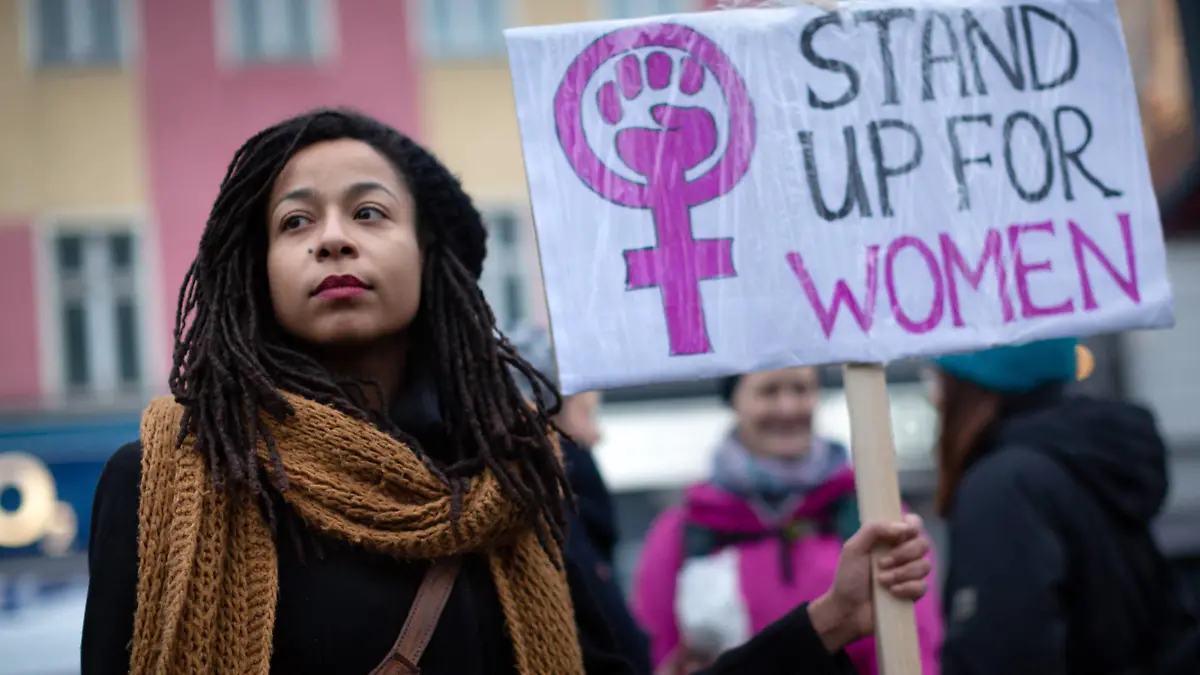 Demo am Internationalen Tag für das Ende der Gewalt gegen Frauen Demonstration zum Internationalen Tag für das Ende der Gewalt gegen Frauen. Über 500 Menschen demonstrieren am Internationalen Tag zur Beseitigung von Gewalt gegen Frauen durch Berlin Neukölln und Kreuzberg. Menschenrechtsorganisationen protestieren jährlich am 25. November gegen Gewalt gegen Frauen. Seit 1918 erinnern Feministinnen an dem Tag die drei Schwestern Mirabal, die 1960 durch M i l i t ä r a n g e h ö r i g e in der D o m i n i k a n i s c h e n R e p u b l i k ermordet wurden. Demonstrantin mit Schild: Stand up for women. Berlin Berlin Deutschland *** Demonstration on International Day for the Elimination of Violence against Women Demonstration on International Day for the Elimination of Violence against Women Over 500 people demonstrate on International Da  