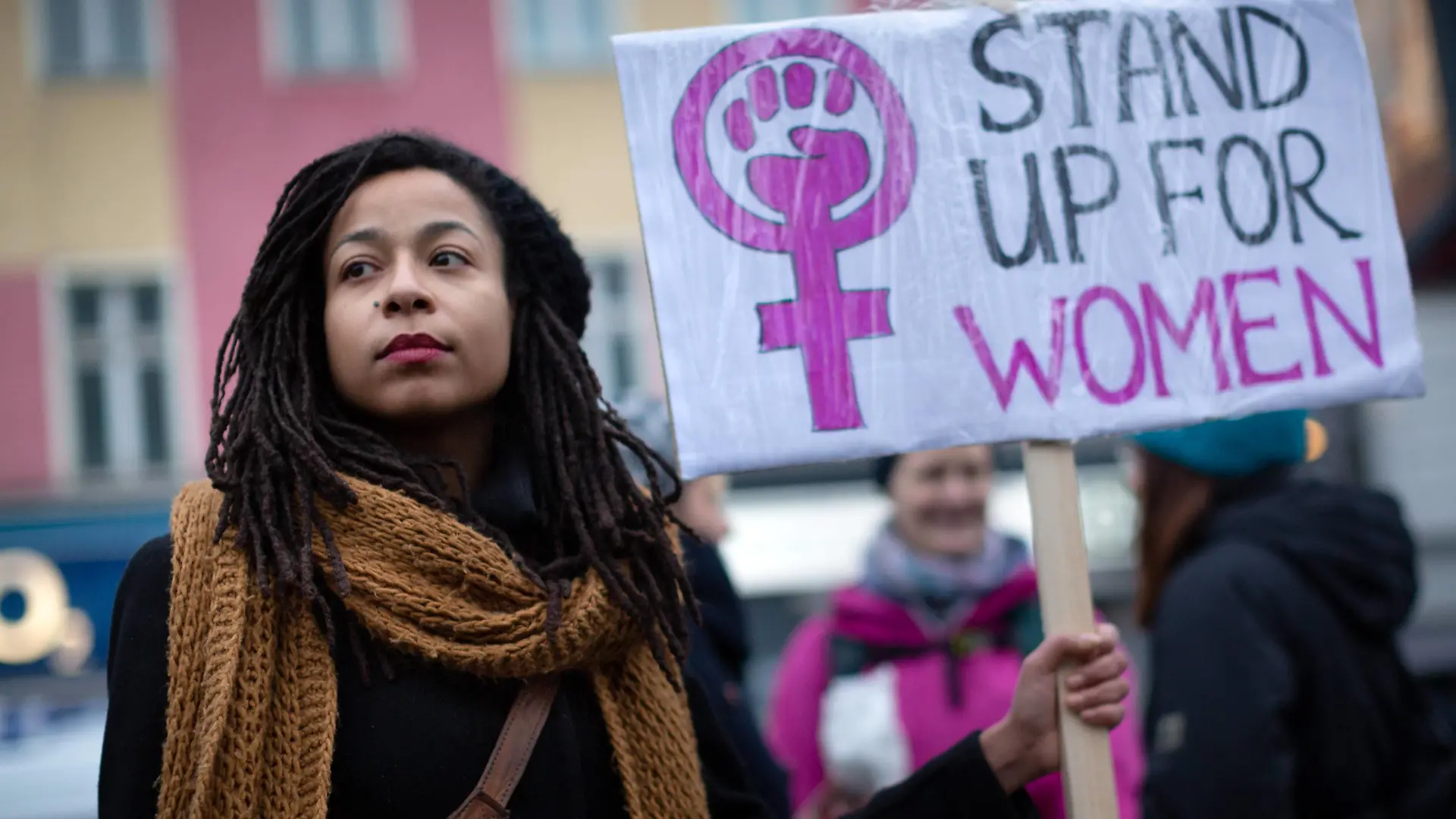 Demo am Internationalen Tag für das Ende der Gewalt gegen Frauen Demonstration zum Internationalen Tag für das Ende der Gewalt gegen Frauen. Über 500 Menschen demonstrieren am Internationalen Tag zur Beseitigung von Gewalt gegen Frauen durch Berlin Neukölln und Kreuzberg. Menschenrechtsorganisationen protestieren jährlich am 25. November gegen Gewalt gegen Frauen. Seit 1918 erinnern Feministinnen an dem Tag die drei Schwestern Mirabal, die 1960 durch M i l i t ä r a n g e h ö r i g e in der D o m i n i k a n i s c h e n R e p u b l i k ermordet wurden. Demonstrantin mit Schild: Stand up for women. Berlin Berlin Deutschland *** Demonstration on International Day for the Elimination of Violence against Women Demonstration on International Day for the Elimination of Violence against Women Over 500 people demonstrate on International Da