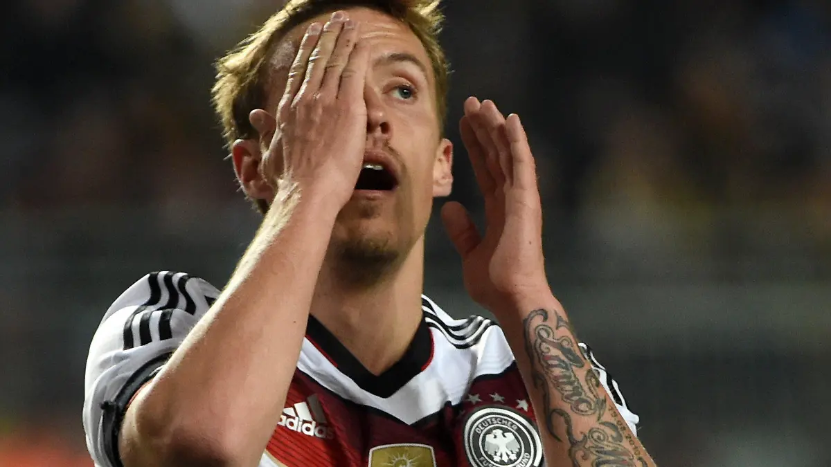 ARCHIV - Fußball, Länderspiel: Deutschland - Australien am 25.03.2015 im Fritz-Walter-Stadion in Kaiserslautern (Rheinland-Pfalz). Deutschlands Max Kruse gestikuliert. Foto: Arne Dedert/dpa (zu dpa-Meldung: «Löw streicht Kruse aus Nationalmannschaftskader» vom 21.03.2016) +++(c) dpa - Bildfunk+++