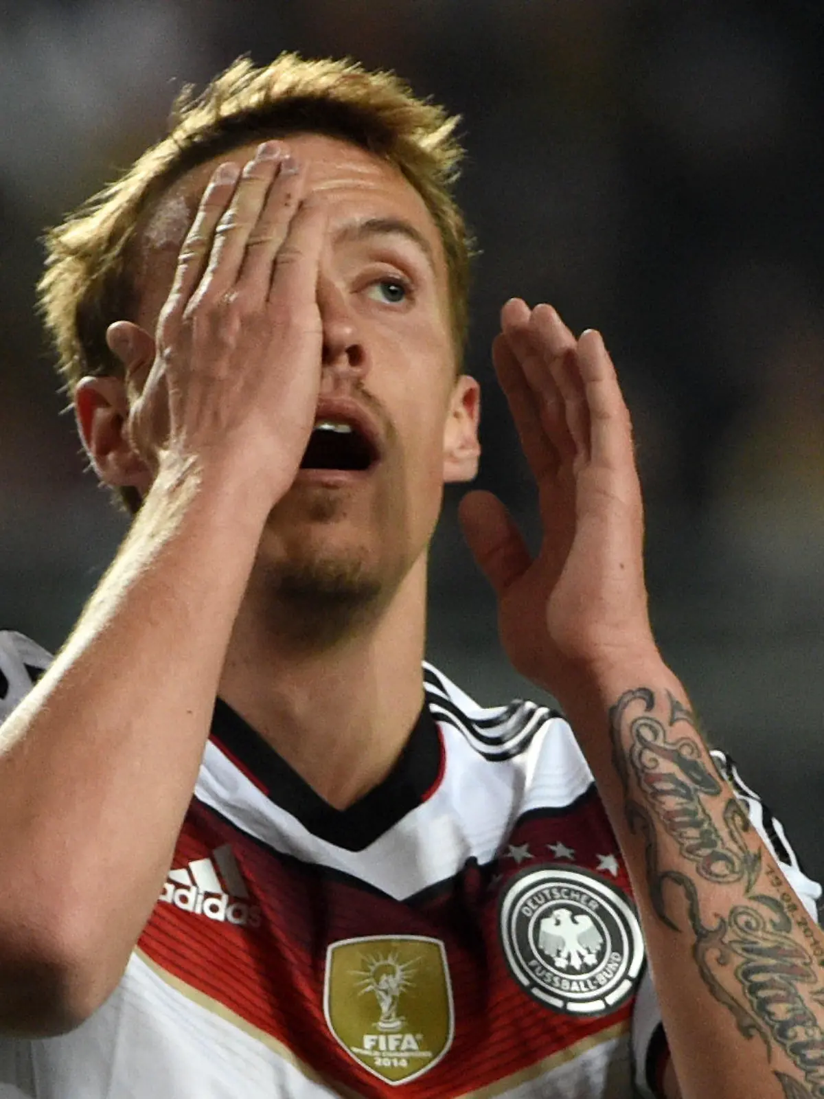 ARCHIV - Fußball, Länderspiel: Deutschland - Australien am 25.03.2015 im Fritz-Walter-Stadion in Kaiserslautern (Rheinland-Pfalz). Deutschlands Max Kruse gestikuliert. Foto: Arne Dedert/dpa (zu dpa-Meldung: «Löw streicht Kruse aus Nationalmannschaftskader» vom 21.03.2016) +++(c) dpa - Bildfunk+++