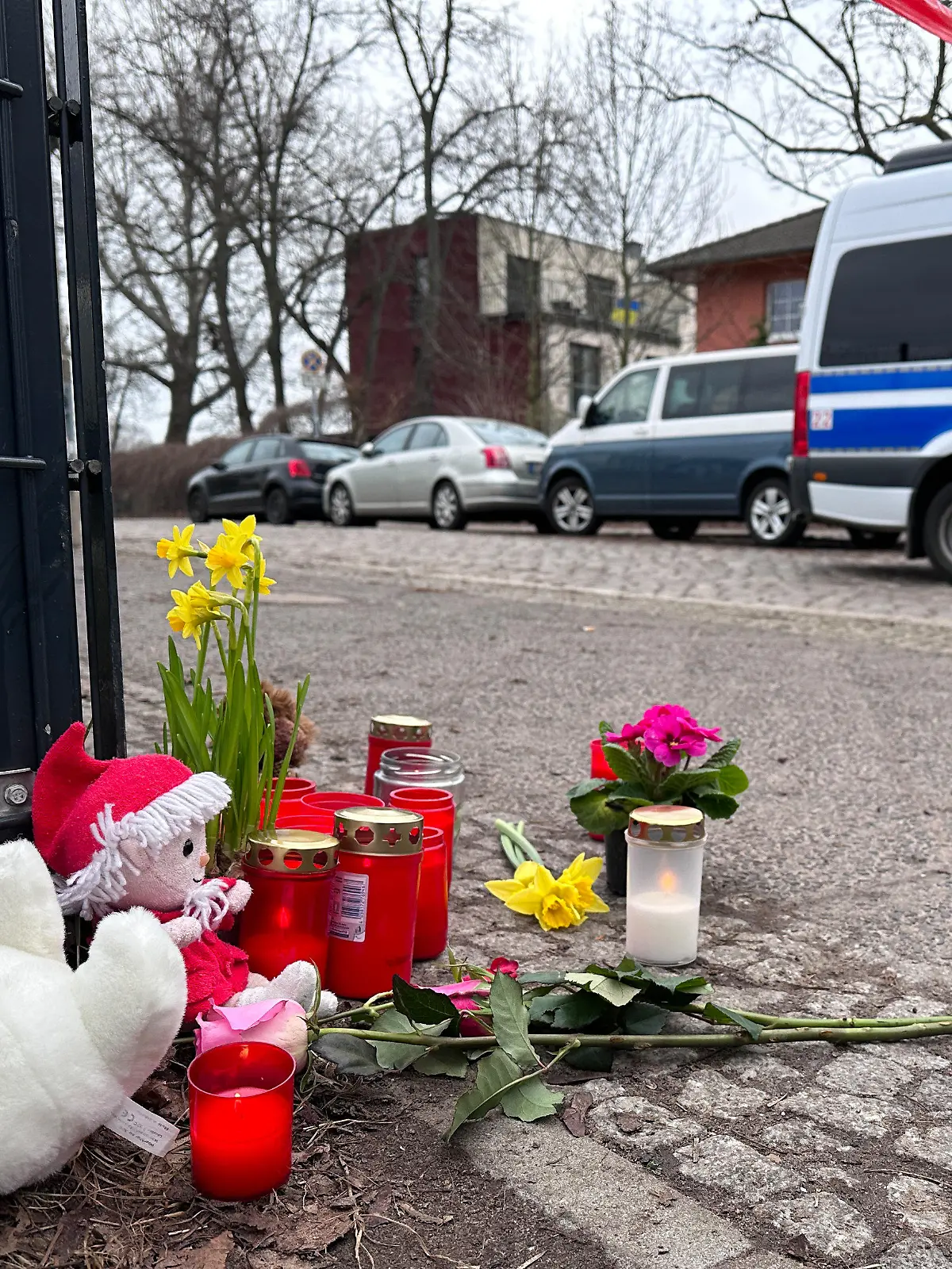 22.02.2023, Berlin: Unbekannte haben unweit des Bürgerparks in Pankow Plüschtiere, Kerzen und Blumen zum Gedenken an ein Kind abgelegt. Das fünf Jahre alte Mädchen wurde am gestrigen Abend schwer verletzt im Park gefunden. Es verstarb trotz Reanimation in einem Krankenhaus. Aufgrund der Art der Verletzung ging die Polizei von einem Gewaltverbrechen aus. Als dringend tatverdächtig gilt ein 19 Jahre alter Mann, der am Rande des Bürgerparks festgenommen wurde. Foto: Paul Zinken/dpa +++ dpa-Bildfunk +++