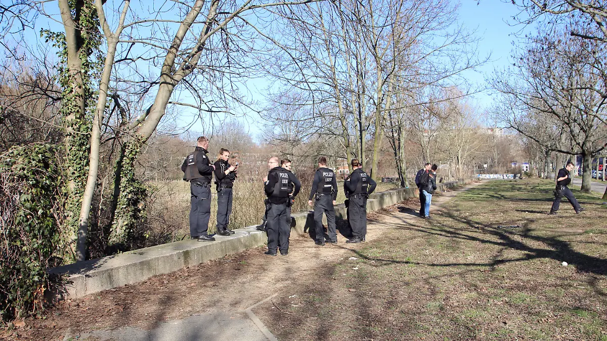 27.02.2019, Berlin: Polizisten stehen während der Suche nach der vermissten 15-jährigen Rebecca am Rande eines Parkgebietes nahe dem Britzer Garten. Das Mädchen war am Morgen des 18. Februar verschwunden. Sie hätte um 9.50 Uhr in ihrer Schule zum Unterricht sein sollen, war dort jedoch nicht erschienen. Foto: -/dpa +++ dpa-Bildfunk +++