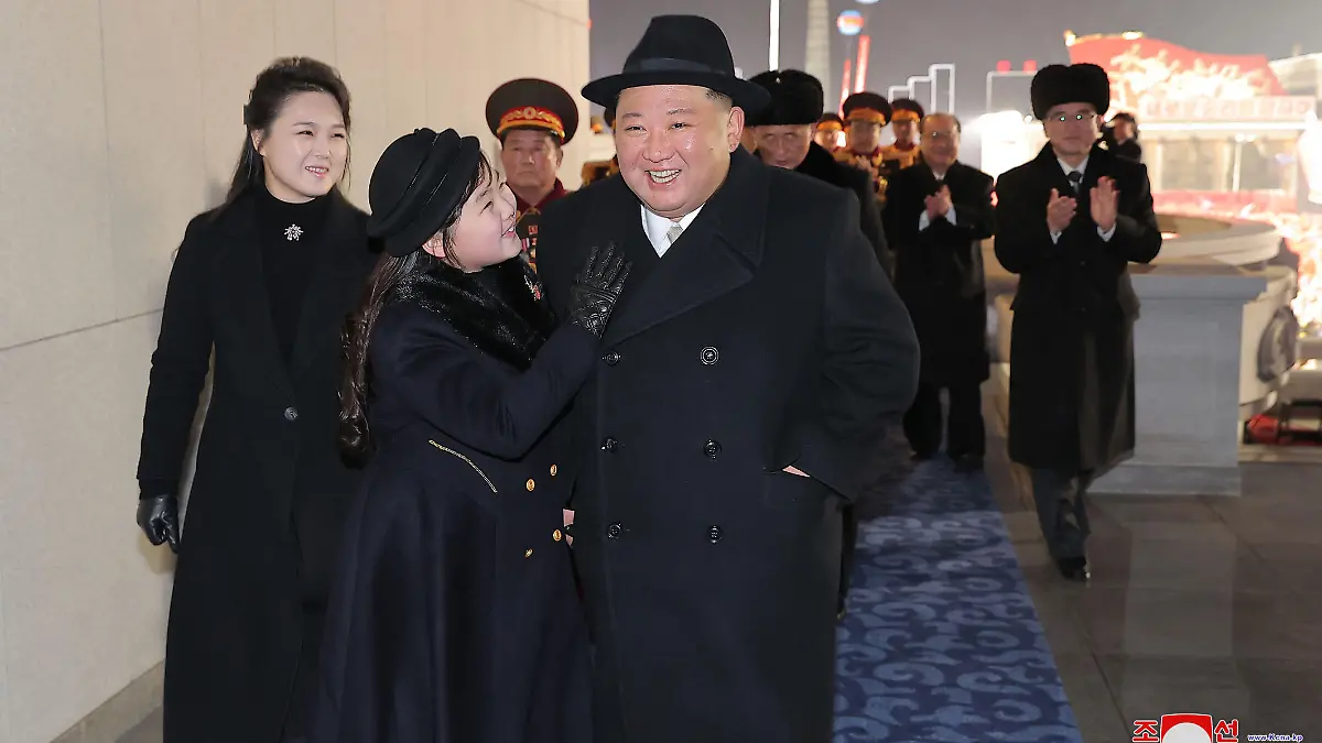 08.02.2023, Nordkorea, Pjöngjang: Diese von der staatlichen nordkoreanischen Nachrichtenagentur KCNA zur Verfügung gestellte Aufnahme zeigt Kim Jong Un, Machthaber in Nordkorea, mit seiner Frau Ri Sol Ju (l) und seiner Tochter während einer Militärparade anlässlich des 75. Jahrestages der Gründung der Koreanischen Volksarmee auf dem Kim-Il-Sung-Platz. Die Aufnahme wurde von der staatlichen nordkoreanischen Nachrichtenagentur KCNA zur Verfügung gestellt. Sein Inhalt kann nicht unabhängig verifiziert werden. Foto: Uncredited/KCNA/KNS/dpa - ACHTUNG: Nur zur redaktionellen Verwendung und nur mit vollständiger Nennung des vorstehenden Credits +++ dpa-Bildfunk +++