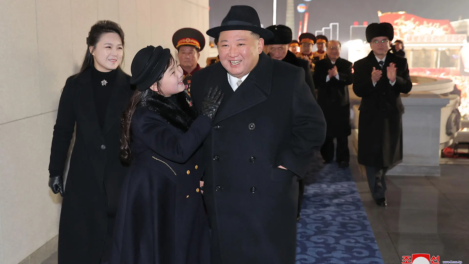 08.02.2023, Nordkorea, Pjöngjang: Diese von der staatlichen nordkoreanischen Nachrichtenagentur KCNA zur Verfügung gestellte Aufnahme zeigt Kim Jong Un, Machthaber in Nordkorea, mit seiner Frau Ri Sol Ju (l) und seiner Tochter während einer Militärparade anlässlich des 75. Jahrestages der Gründung der Koreanischen Volksarmee auf dem Kim-Il-Sung-Platz. Die Aufnahme wurde von der staatlichen nordkoreanischen Nachrichtenagentur KCNA zur Verfügung gestellt. Sein Inhalt kann nicht unabhängig verifiziert werden. Foto: Uncredited/KCNA/KNS/dpa - ACHTUNG: Nur zur redaktionellen Verwendung und nur mit vollständiger Nennung des vorstehenden Credits +++ dpa-Bildfunk +++