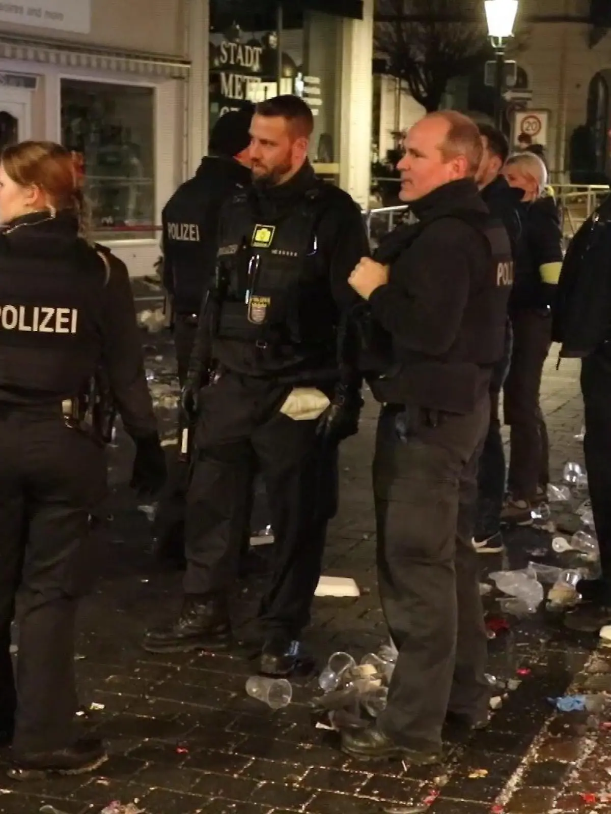 Einsatzkräfte nach dem Rosenmontagszug in Fulda