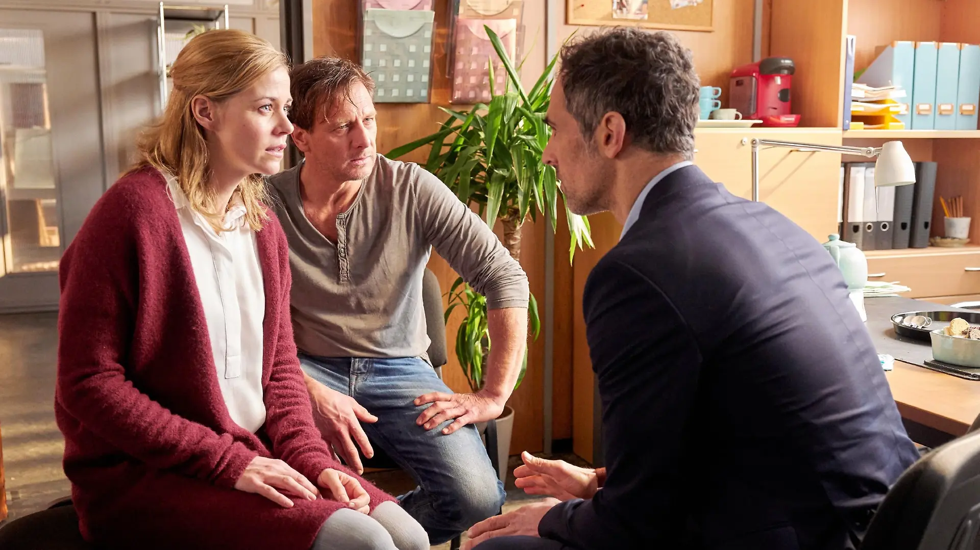 Stefan (Hendrik Duryn) und Karin (Jessica Ginkel) haben einen Termin mit Michael (Gabriel Merz, r.).
