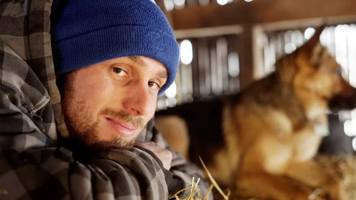 Freddy (26) sucht bei "Bauer sucht Frau International" eine sportliche Frau.