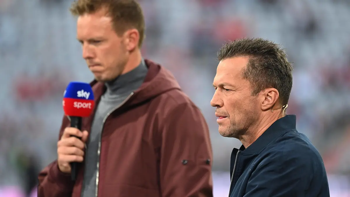 Lothar MATTHAEUS ,li:Trainer Julian NAGELSMANN Bayern Muenchen am Sky Mikrofon. Fussball 1. Bundesliga Saison 2021/2022, 3.Spieltag, Spieltag03 FC Bayern Muenchen-Hertha BSC Berlin 5-0 am 28.08.2021, A L L I A N Z A R E N A Muenchen. *** Lothar MATTHAEUS ,li Coach Julian NAGELSMANN Bayern Muenchen on Sky Sport Mikrofon Football 1 Bundesliga Season 2021 2022, 3 Matchday, Matchday03 FC Bayern Muenchen Hertha BSC Berlin 5 0 on 28 08 2021, A L L I A N Z A R E N A Muenchen 