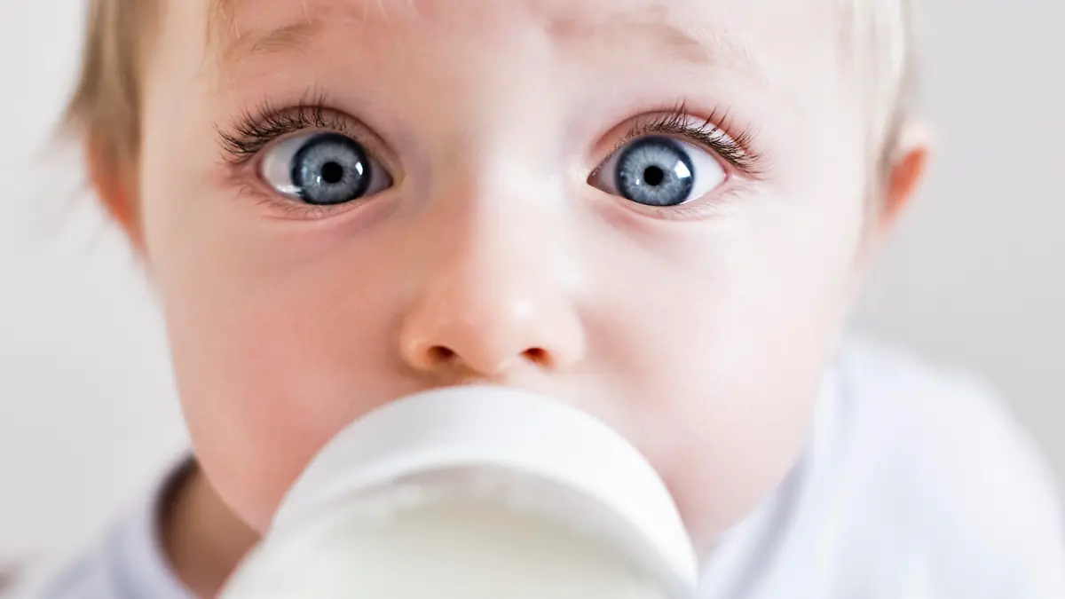 Baby trinkt Milch