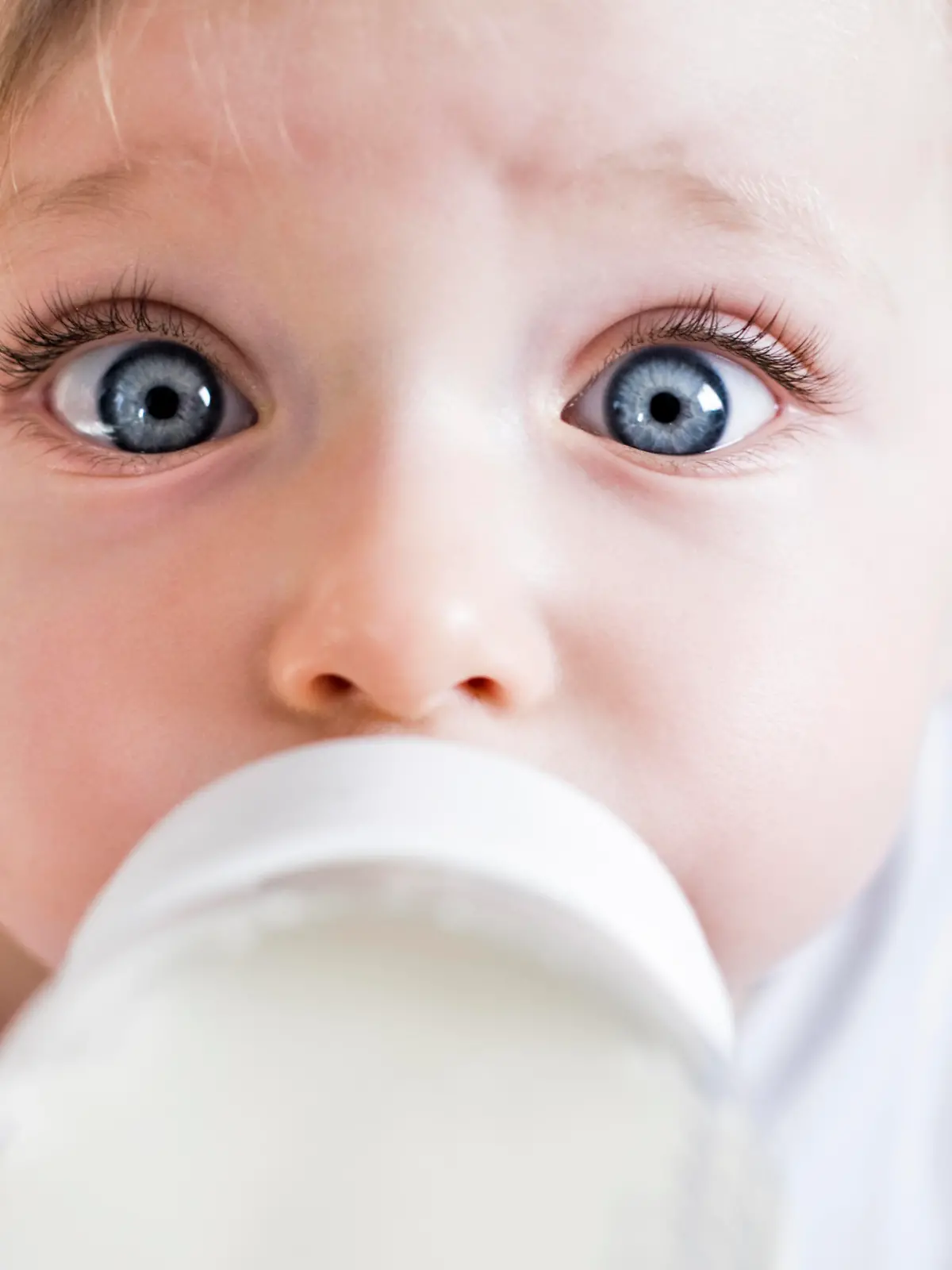 Baby trinkt Milch