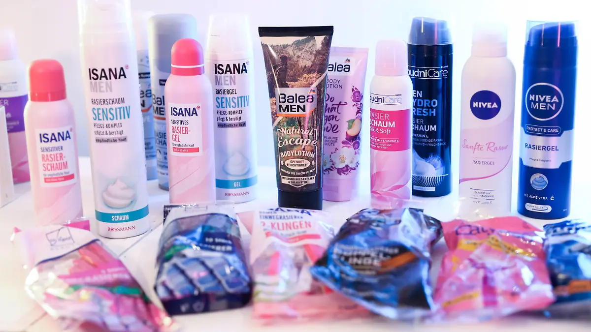 26.02.2019, Hamburg: Handelsübliche Pflegeprodukte für Männer und Frauen sind bei einem Pressetermin der Verbraucherzentrale und der Agentur Serviceplan Campaign International zu sehen. Unter dem Motto "Rote Karte für die Pink Tax! soll mit einer besonderen Beauty-Serie gezeigt werden, dass Frauen für gleiche Inhaltsstoffe und Zusammensetzung von Kosmetika mehr bezahlen als Männer. Foto: Christian Charisius/dpa +++ dpa-Bildfunk +++