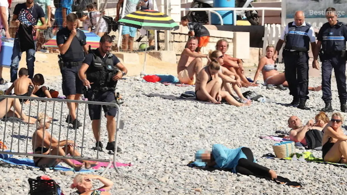 Muslima muss sich am Strand entkleiden So hart setzt die Polizei das Burkini-Verbot um