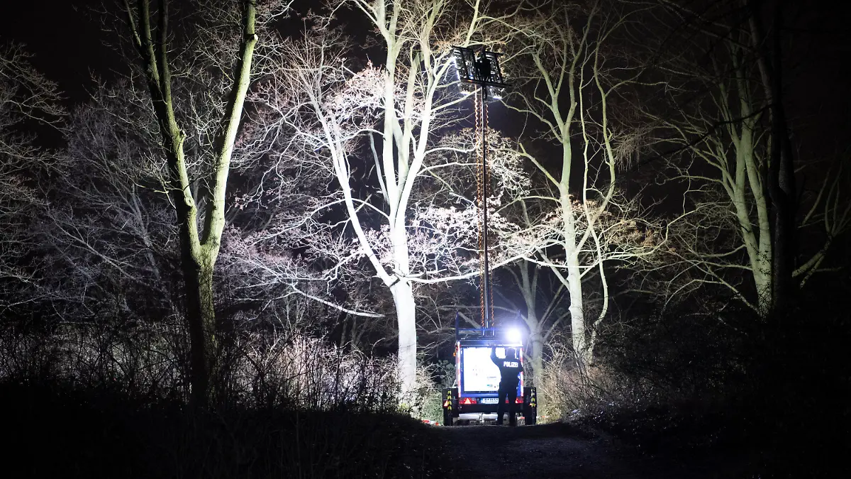 dpatopbilder - 21.02.2023, Berlin: Polizisten beleuchten im Dunkeln einen Ort an einem Park in Pankow. Das vermisste vierjährige Mädchen aus Berlin ist tot. Es sei am Abend mit Verletzungen von Passanten im Bürgerpark Pankow gefunden worden, sagte ein Polizeisprecher. Rettungskräfte hätten versucht, das Kind zu reanimieren. Es sei dann im Krankenhaus verstorben. Ein 19 Jahre alter Tatverdächtiger sei bereits festgenommen worden. (Zu dpa "Vermisste Vierjährige in Berlin tot - Polizei vermutet Tötungsdelikt") Foto: Paul Zinken/dpa +++ dpa-Bildfunk +++