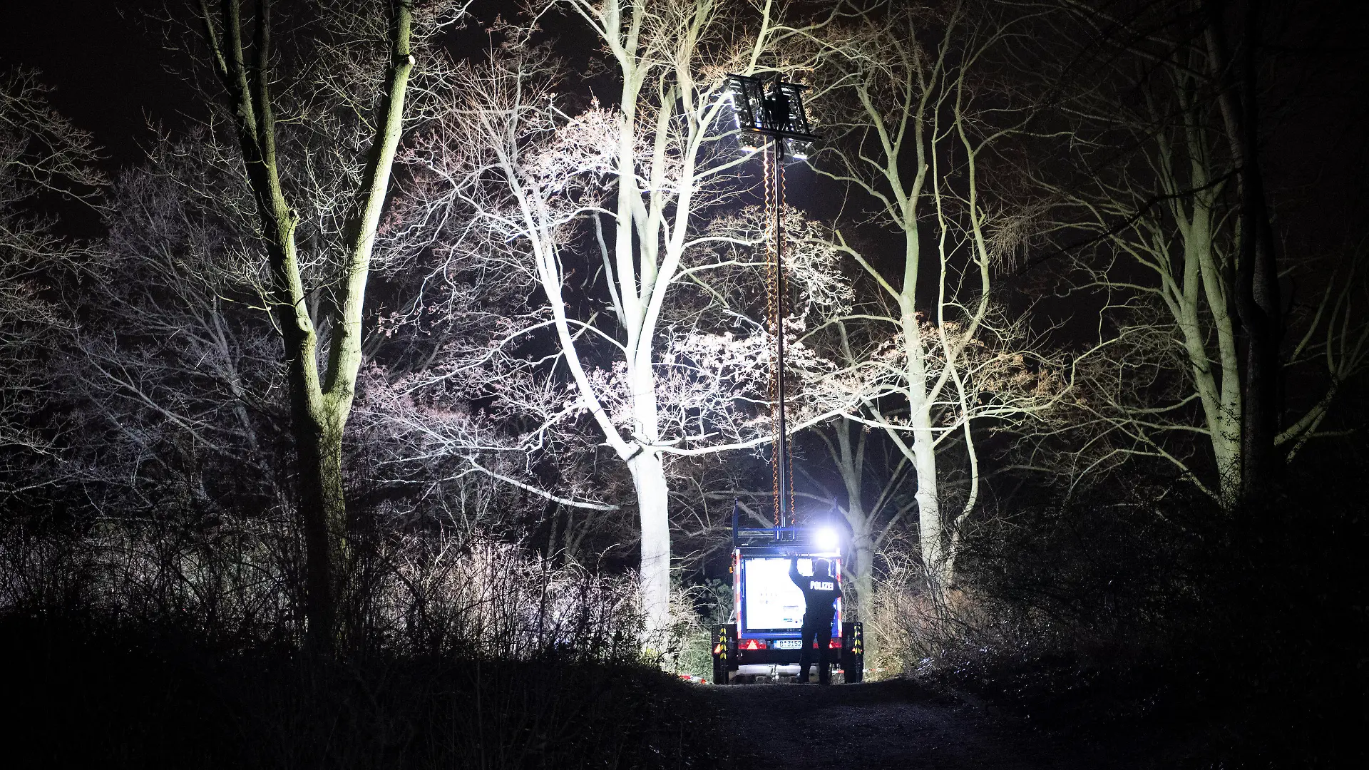 dpatopbilder - 21.02.2023, Berlin: Polizisten beleuchten im Dunkeln einen Ort an einem Park in Pankow. Das vermisste vierjährige Mädchen aus Berlin ist tot. Es sei am Abend mit Verletzungen von Passanten im Bürgerpark Pankow gefunden worden, sagte ein Polizeisprecher. Rettungskräfte hätten versucht, das Kind zu reanimieren. Es sei dann im Krankenhaus verstorben. Ein 19 Jahre alter Tatverdächtiger sei bereits festgenommen worden. (Zu dpa "Vermisste Vierjährige in Berlin tot - Polizei vermutet Tötungsdelikt") Foto: Paul Zinken/dpa +++ dpa-Bildfunk +++