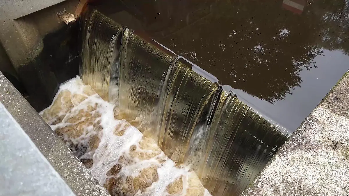 Durch diese Staustufe wird der Mann wohl aus seinem Kanu gerissen und unter Wasser gezogen.
