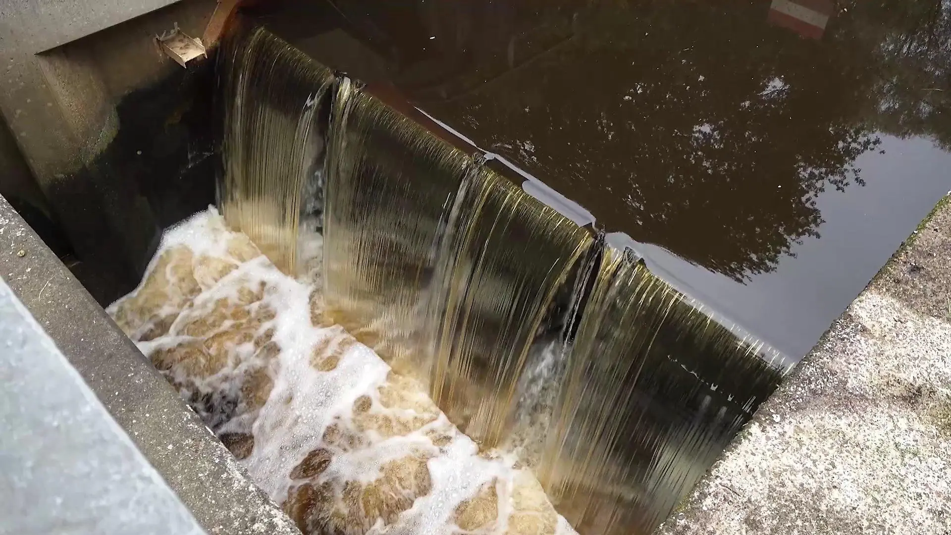 Durch diese Staustufe wird der Mann wohl aus seinem Kanu gerissen und unter Wasser gezogen.